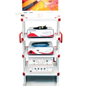 Torre de laparoscopia con monitor, equipo médico para cirugía laparoscópica dentro del equipamiento hospitalario.